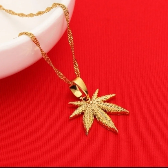 GOLD leaf necklace - Picture 3 of 4